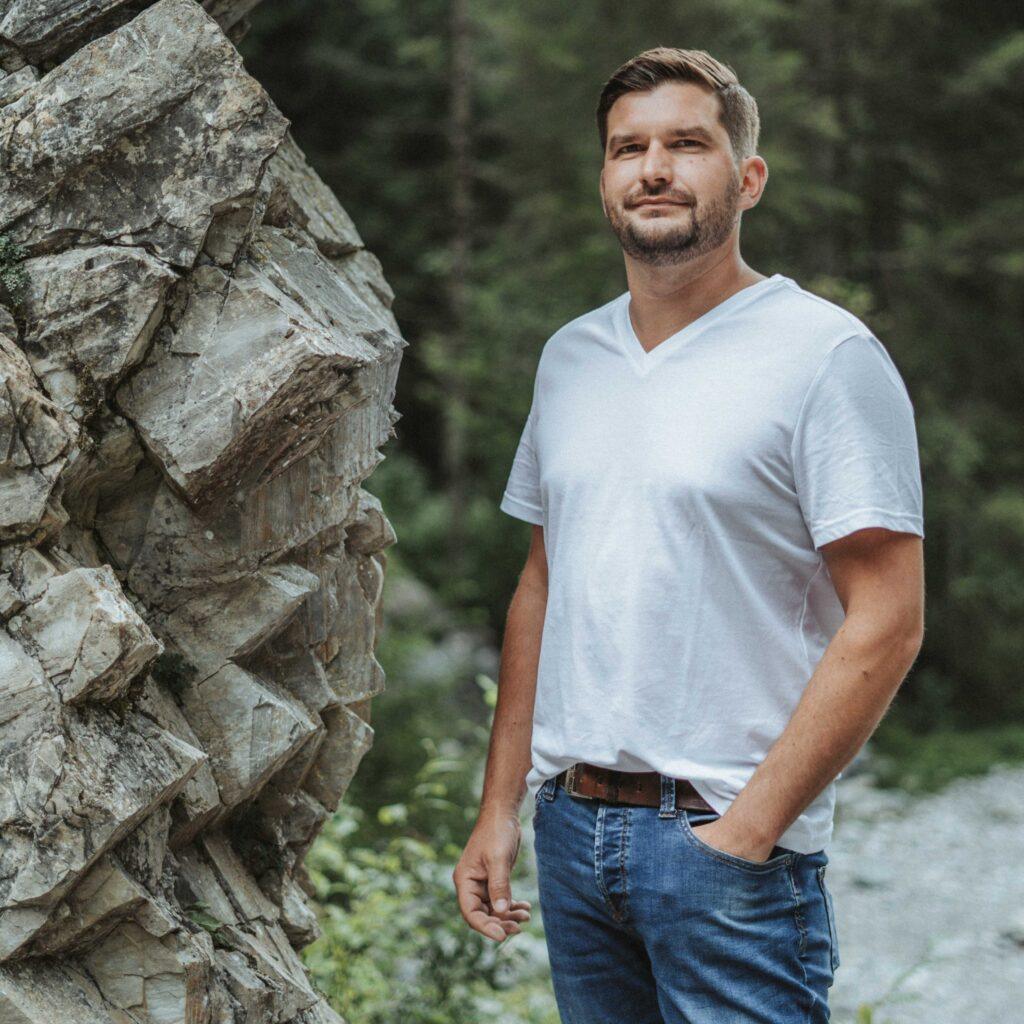 Martin Mitterdorfer ist Steinmetzmeister in Kärnten, Lesachtal, Maria Luggau.