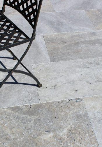 GESCHLIFFEN+GETROMMELT - TRAVERTIN-SILVER-006